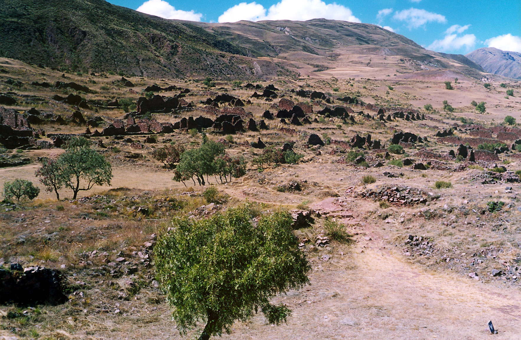 The geometric stone compounds of Pikillacta, a Wari city near Cusco